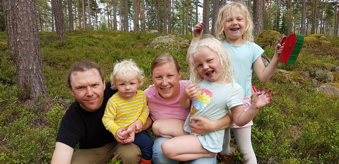 Boel Andersson Gäres dotter Hanna Hägg med maken Micke och barnen Viola, Linnéa och Rasmus älskar alla att vistas i blåbärsskogen som nu brukas hyggesfritt. Foto: Privat